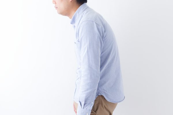 猫背は見た目の問題だけじゃない? 健康に暮らすためにも猫背を改善しよう!