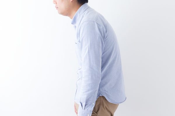 猫背は見た目の問題だけじゃない？　健康に暮らすためにも猫背を改善しよう！