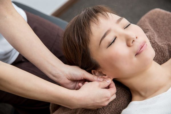 耳ツボ刺激で美肌やダイエットができる？　耳には役立つツボがいっぱい！